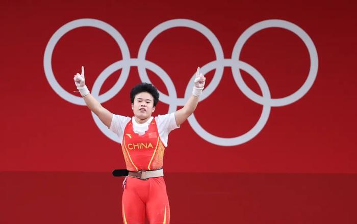 中国举重选手石智勇（左），侯志慧（右）。
